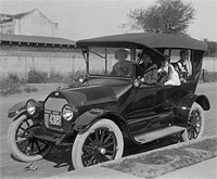  - 98 лет назад Генри Форд выпустил в продажу атомобиль модели "Т"