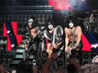  - "Kiss" выпустили музыкальную зубную щетку