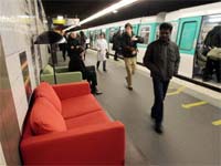  - IKEA установила кресла и диваны в парижском метро