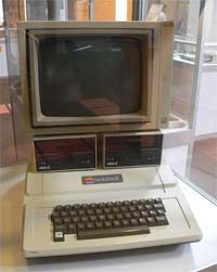  - 33 года назад был выпущен компьютер Apple II