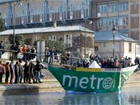  - Газета Metro запустила гигантский бумажный кораблик