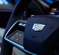 - Cadillac представил черно-белый логотип