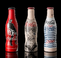 - Coca-Cola в почти бумажной бутылке