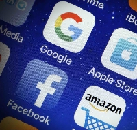 - Facebook VS Apple. Какое будущее у бесплатного Интернета