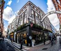 Обзор Рекламного рынка - В Лондоне открылся официальный магазин группы Queen