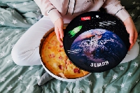 Новости Ритейла - Delivery Club выпустил круглые коробки для пиццы - Акция приурочена ко Дню космонавтики