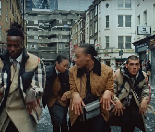 Новости Видео Рекламы - Новый мюзикл? Нет, это реклама Burberry!