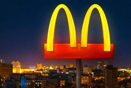 Дизайн и Креатив - McDonald’s на время разделил арки своего логотипа из-за коронавируса. Только в Бразилии