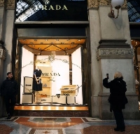 - Почему Capri Holding избавился от Versace?